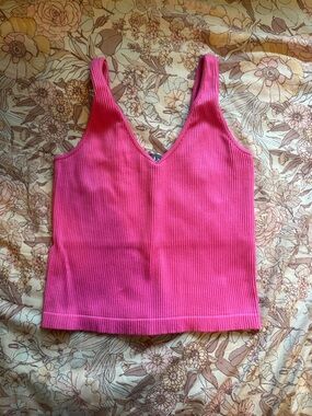 ARULA Vibrant Pink Ribbed V-Neck Tank